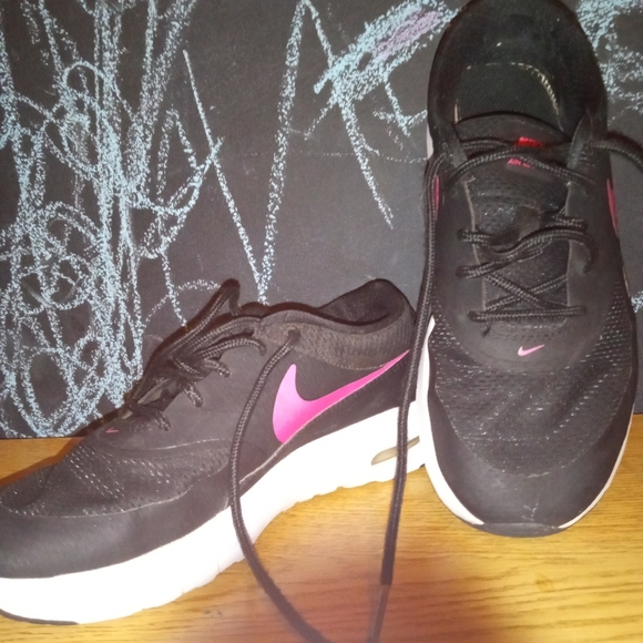 Kids Nike Air Max Thea 2.5Y  black mesh with pink accents foam midsole - Picture 5 of 11